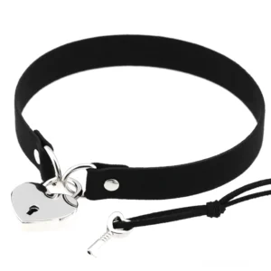 Schwarzes Steampunk Herz-Schloss Choker Gothic Halsband mit silbernem Herzschloss und Schlüssel Anhänger, flache Aufsicht Vorderansicht auf weißem Untergrund, verstellbarer Samt-Riemen