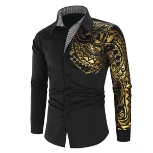 Schwarzes Tribal-Print Gothic Hemd mit Goldmustern Vorderansicht, Slim-Fit Langarm Herrenshirt mit kariertem Krageninnenfutter Alternative Fashion