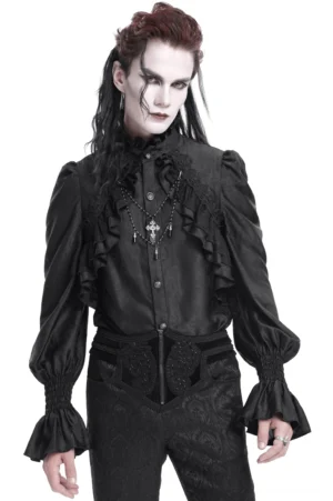 Frontansicht eines schwarzen viktorianischen Gothic Rüschenhemds für Herren mit hochgeschlossenem Spitzenkragen, kaskadierende Rüschen an der Vorderseite, bestickte Spitzenbordüre, silberfarbene verzierte Knöpfe, geraffte Puffärmel und dekorativer Kreuzanhänger-Halskette