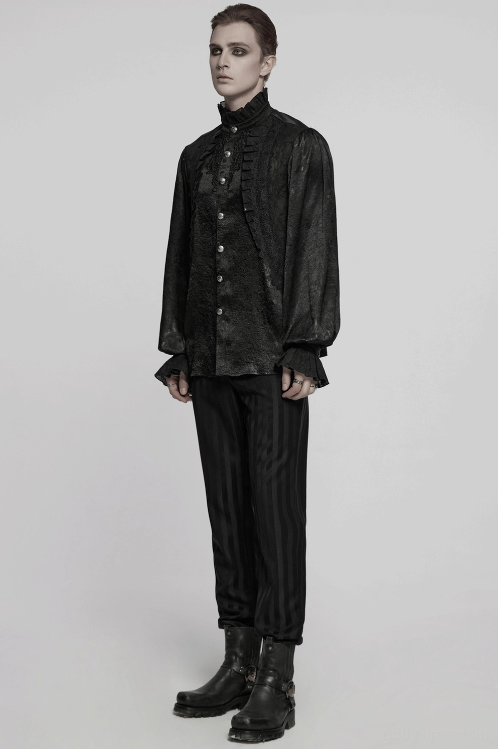 Frontansicht des schwarzes viktorianischen Gothic-Hemdes mit prominentem Rüschenkragen, Spitzeneinfassung, gravierten Knöpfen und strukturiertem Drape