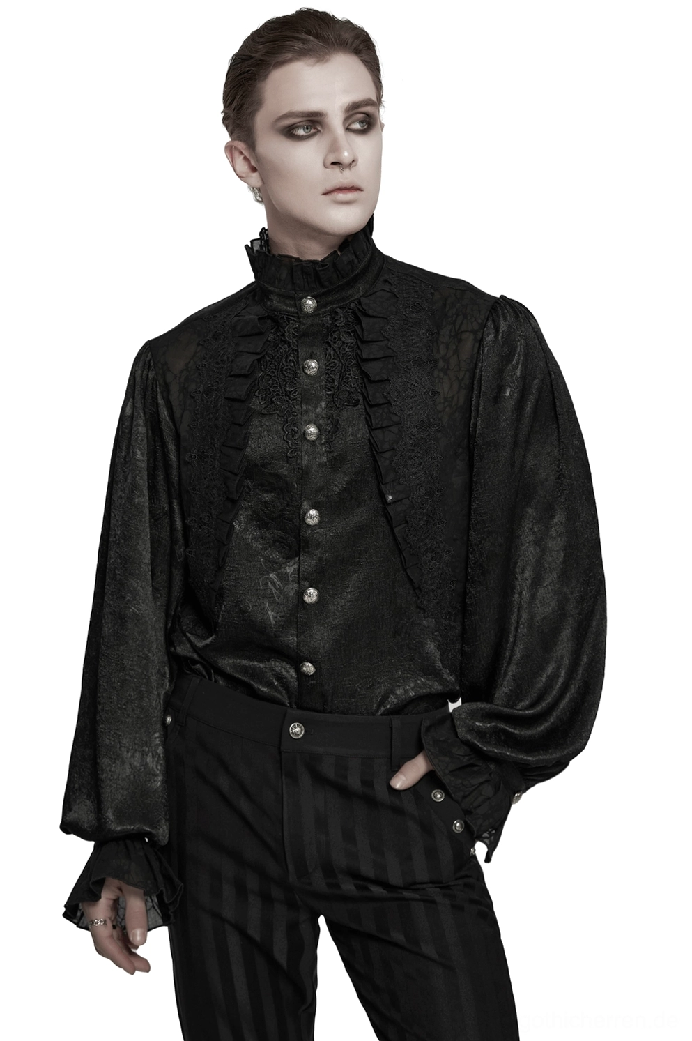 Schwarzes viktorianisches Gothic-Hemd mit Rüschenkragen, Spitzeneinfassung und gravierten Knöpfen, getragen von männlichem Model in Frontalaufnahme mit schwarzer Formalhose