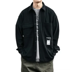 Schwarzes Waffle-Struktur Gothic Hemd Vorderansicht auf männlichem Modell – dunkler alternativer Stil Casual-Wear Oversized Herren