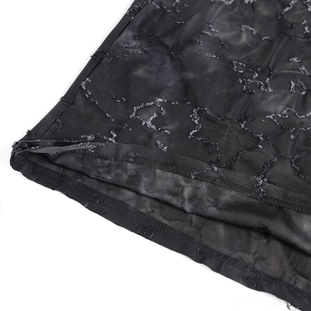 Schwarzes zerrissenes Ösen-Muskelshirt zeigt Schultergurt-Nieten-Konstruktion und zerstörter Stoffästhetik Industrial-Gothic