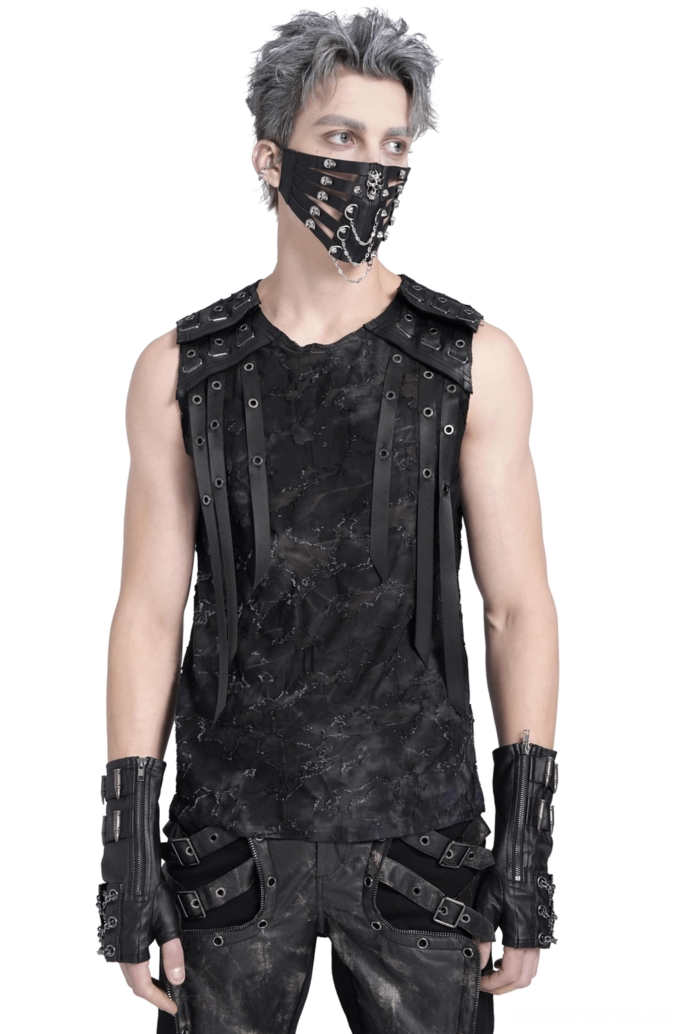 Schwarzes zerrissenes Ösen-Träger Gothic Muskelshirt Vorderansicht auf männlichem Model Studio-Aufnahme mit Punk-Accessoires und Industrial-Design