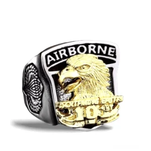 Screaming Eagle Military Gothic Edelstahl Ring mit Zwei-Ton-Finish - Frontalansicht mit detailliertem Adler-Emblem und graviertem AIRBORNE Text