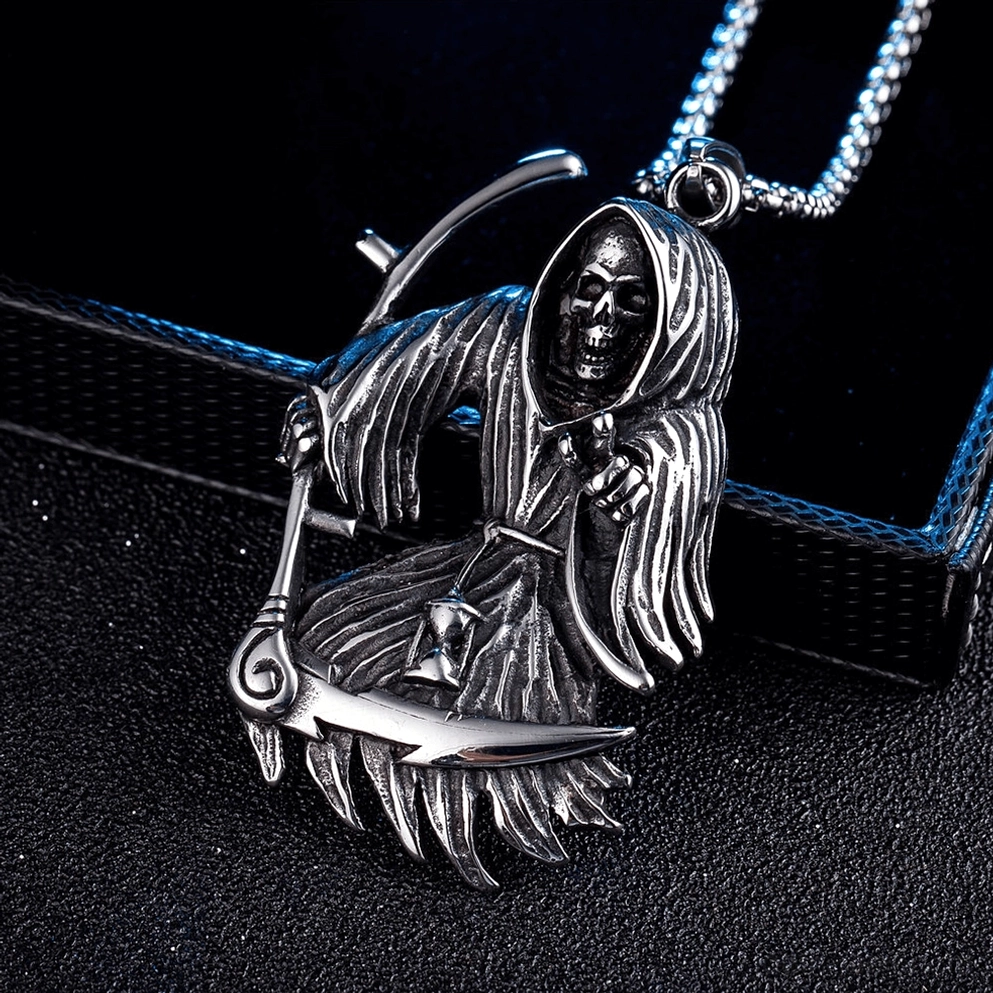 Antiksilverfarbener Edelstahl Sensenmann Anhänger auf dunklem Hintergrund Gothic Alternative Schmuck