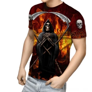 Sensenmann Gothic 3D Druck T-Shirt mit Totenschädel und Flammen-Tribal-Grafiken auf den Ärmeln, getragen von männlichem Model mit hellblauer Jeans vor weißem Hintergrund, Alternative Streetwear Mode