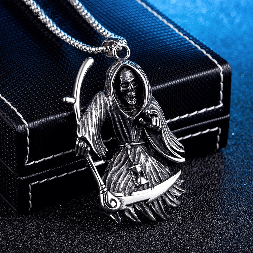 Sensenmann Schädel Gothic Halskette mit silberner Kette auf schwarzer Schmuckschatulle Punk Styling
