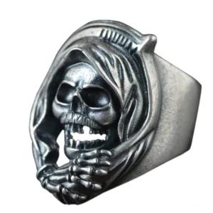 Sensenmann Totenschädel Ring Nahaufnahme von vorne mit geschnitzten Skelettdetails, breites Sterlingsilberband, intricates Schnitzwerk und memento-mori Design