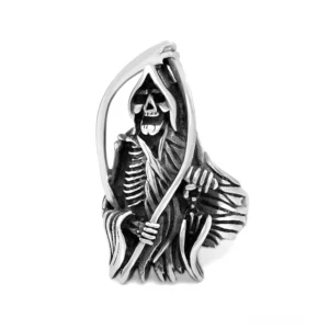 Sensenmann Totenkopf Gothic Ring Edelstahl Herren Frontansicht detailliertes Skelett Sichel Design weißer Hintergrund hochrelief