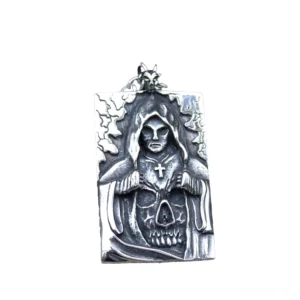 Sensenmann Totenkopf Kreuz Anhänger mit reliefiierter kapuzentragender Todesfigur und zentralem Kreuzemblem in Vintage-Silber Edelstahl, Vorderansicht im flachen Stil für optimale Details-Sichtbarkeit