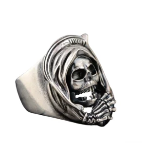 Sensenmann Totenschädel Ring mit gehobenem Totengesicht, linke Dreiviertelansicht, die dunkles patiniertes Sterlingsilber und detailreiche Skeletthände zeigt, gotischer Vintage-Stil