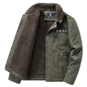 Sherpa Military Jacke Heeresgrün Stehkragen Detail dickes Fleece Innenfutter sichtbar Front Flach Produktaufnahme weißer Hintergrund