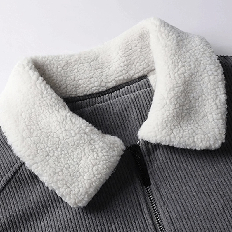 Nahaufnahme: Weißer Sherpa-Pelzkragen und industrieller Reißverschluss-Detail der Cordsamt Gothic Jacke – Premium Konstruktion und Design-Element
