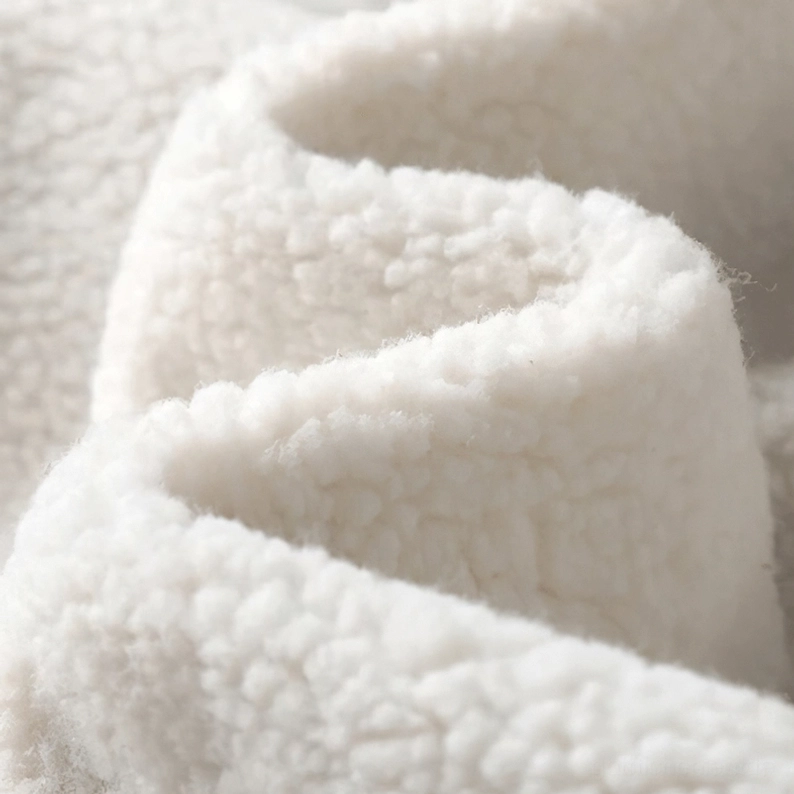 Sherpa-Pelzkragen Umlegekragen-Design der Cordsamt Parka – Luxuriöse Fütterung und alternative Herrenmodeästhetik im Detail