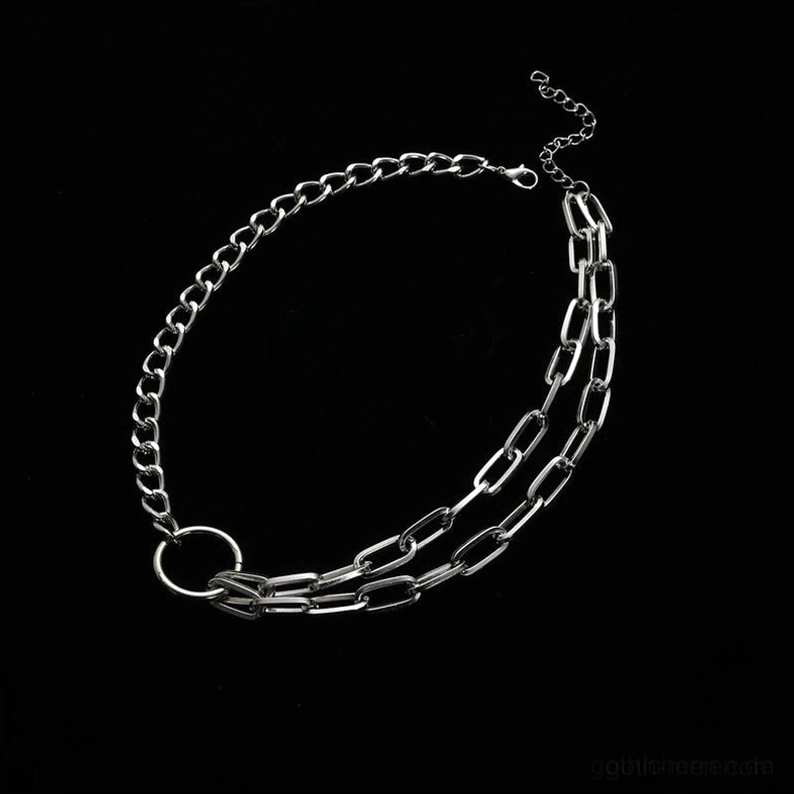 Silber doppellagige Gothic Kette Flat-Lay - Gemischte Kettenglieder Choker mit geometrischem kreisförmigem Verbinder-Detail auf schwarzem Hintergrund - Alternative Schmuckaufnahme