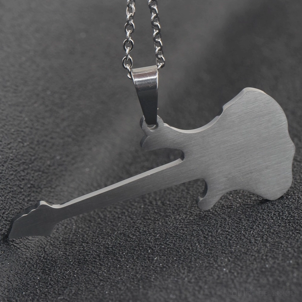 Seitliche Flachansicht der silbernen Elektrogitarren-Anhänger Halskette, zeigt mattierte Metalloberfläche, Textur und dreidimensionale Tiefe auf dunklem mattem Hintergrund, minimalistisches Design