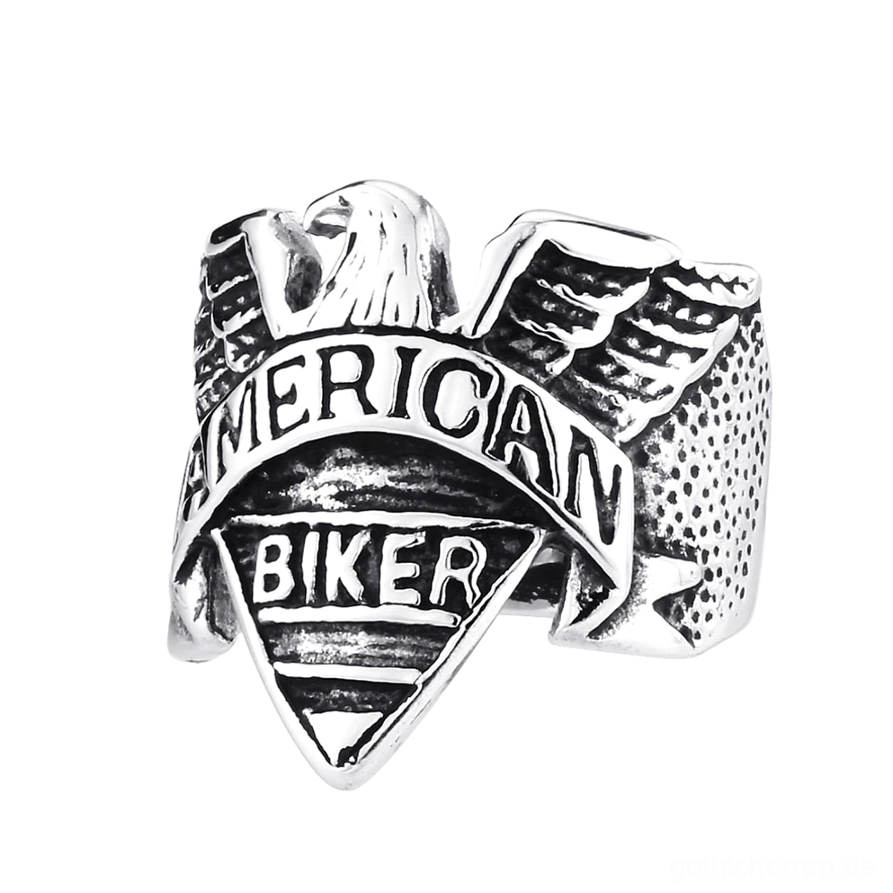 Silberner Gothic Adler Biker Ring mit detaillierten Flügelgravuren und Bandtextur auf weißem Hintergrund - Sterling Silber Edelstahl Siegelring
