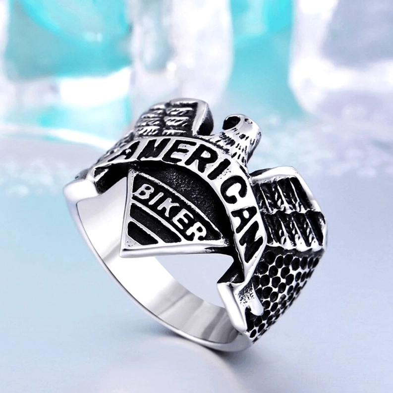 Vollsilberner Gothic Adler Ring komplette Ansicht - zeigt vollständiges Band und Adlerflügelgravuren des Edelstahl Biker Rings