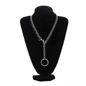 Unisex silber gothic choker halskette mit rundem ring anhaenger, y-lariat stil panzerkette, frontansicht auf schwarzem schmuckmaennchen