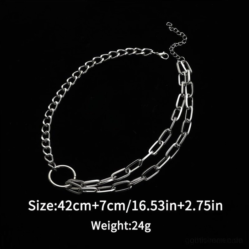 Silber doppellagige Kettenchoker Flat-Lay-Aufnahme - 42cm verstellbare Gothic Kette mit gemischter Kettentextur und kreisförmigem Verschluss-Detail auf schwarzem Hintergrund