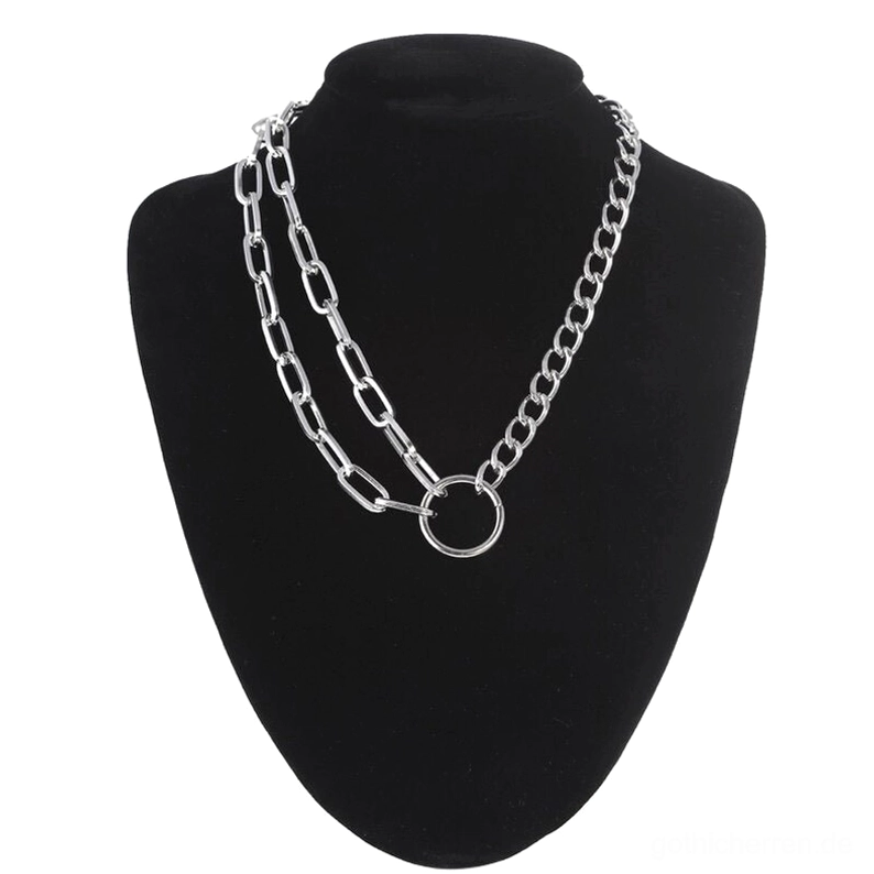Silber doppellagige Gothic Kettenchoker mit Büroklammer-Kettenstil und Metallring-Anhänger auf schwarzem Mannequin - Alternative Fashion Kettenschmuck mit verstellbarem Design