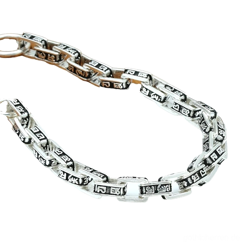 Graviertes Quadrat-Glieder Silberarmband in Schrägansicht mit detailliertem Blick auf eingravierte Mantra-Segmente und Kettengelenke – gotisches Designhandwerk