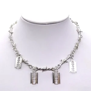 Silber Gothic Stacheldraht Choker mit Rasierklingen-Anhängern an Hals-Mannequin von vorne – Frontansicht mit Gliederketten-Konstruktion und scharfem Anhänger-Design für Industrial-Dark-Fashion