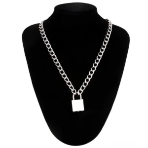 Silber Gothic-Vorhängeschloss-Kette Stil 1 mit quadratischem Blockschloss-Anhänger auf dicker Gliederkette, getragen auf schwarzer Samtbüste, professionelle Schmuck-Präsentation
