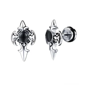 Silberne gotische Kreuzstecker mit Spitzen und schwarzer Zirkonia im Zentrum, Frontal- und Seitenansicht des spikeigen Kreuzdesigns, hochglänzender Edelstahl