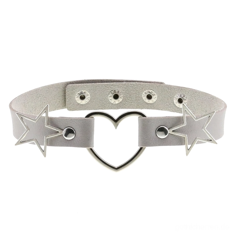 Silbernes metallisches PU-Leder Choker Halsband mit hohlem Herz- und Stern-Akzenten, Flatlay-Display für zeitgenössische Gothic Fashion Accessoires