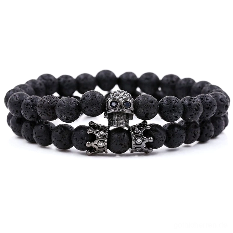 Silberfarbenes Totenkopf und Krone Gothic Perlenarmband mit 8mm schwarzem Lavastein Perlen und Strass Pavé-Setzung - dunkle Fashion Statement Piece Nahaufnahme