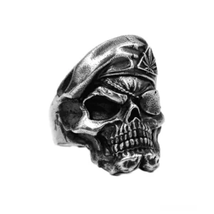 925er Sterlingsilber Totenkopf Ring für Herren in Dreiviertellansicht zeigt detailliertes Schädel-Antlitz mit oxidierter Patina-Oberfläche und strukturiertem Silberband handwerkliche Verarbeitung