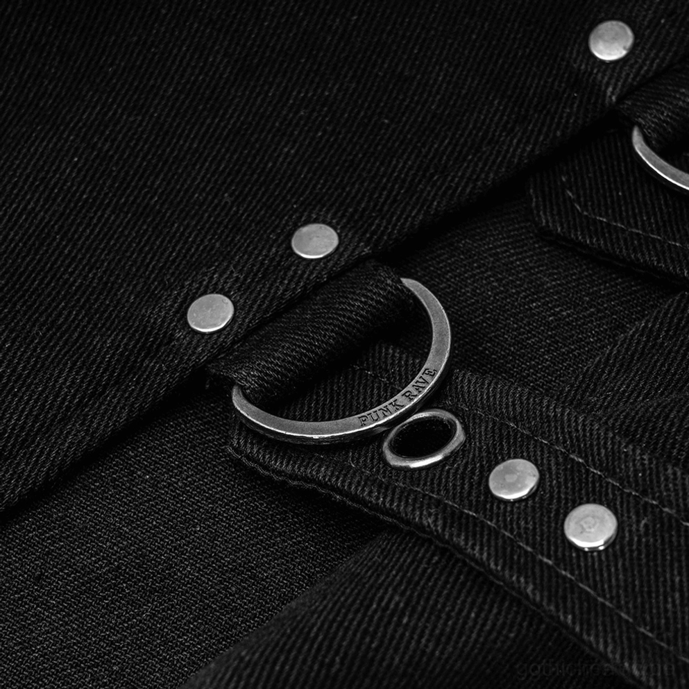 Nahaufnahme von silbernen runden Nieten, D-Ring-Verschlüssen und vernähtem Stoff auf schwarzem Gothic-Herrenrock mit Industrial-Hardware-Details