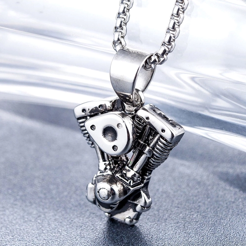 Silberner Edelstahl Motorrad-Motor-Anhänger Seitenansicht, industrial gotisches Design mit detailliertem Kolbenmechanismus