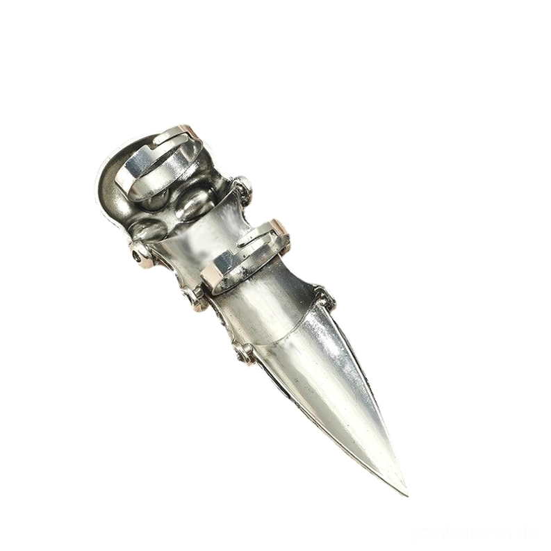 Silberner gotischer Totenkopf-Krallen-Ring – seitlicher Winkel in Flachlage mit Fokus auf Gelenkmetallstruktur und aufwändige Gravurmuster