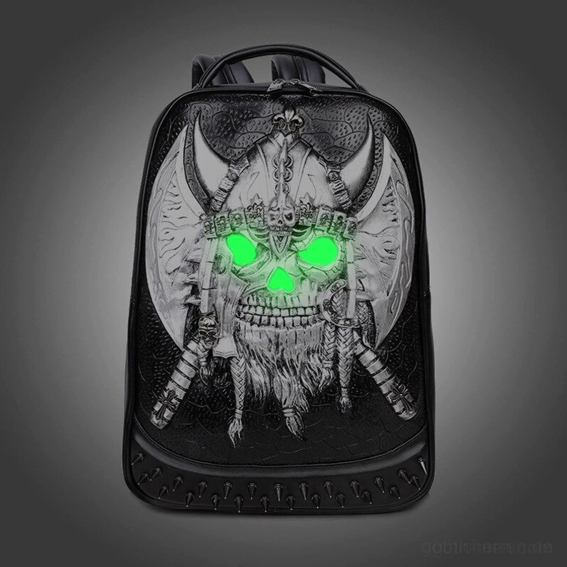 Silberner geprägter Totenkopf Gothic Rucksack mit leuchtendem neon-grünem Augen-Effekt im dunklen Studio