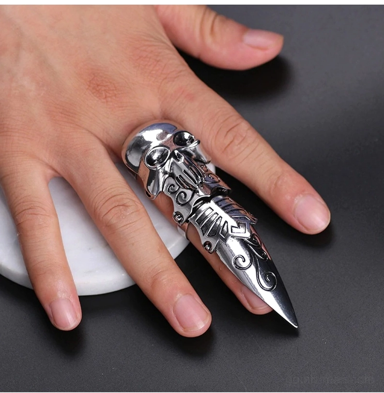 Silberner gotischer Totenkopf-Krallen-Ring am Finger getragen – Vorderansicht-Nahaufnahme mit Fokus auf Punk-Schädeldesign und Details