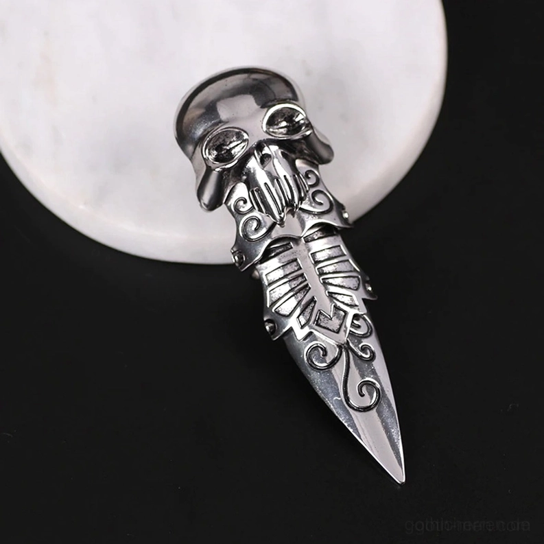Silberner gotischer Totenkopf-Krallen-Ring – schräger Blickwinkel mit graviertem Schädelkopf und ornamentalen Rankenverzierungen