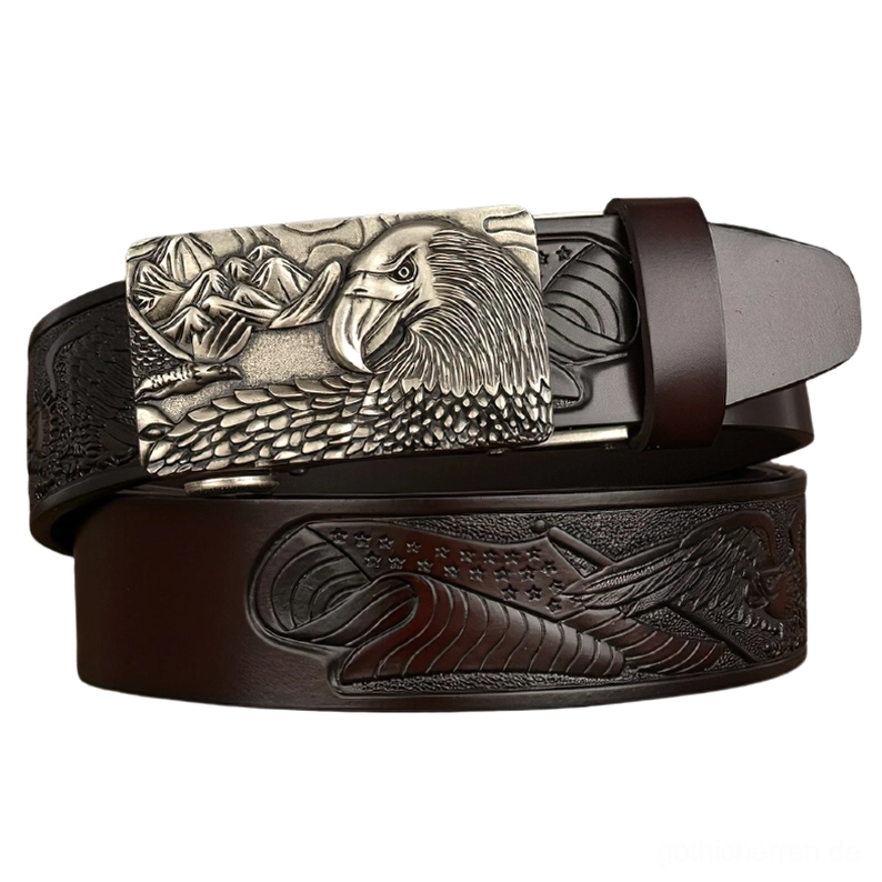 Gothic Ledergürtel mit Silberton Adler-Schnalle und rötlich-braunem Lederband, Adler- und Flaggen-Prägung sichtbar, Flatlay Alternative Fashion Accessoire