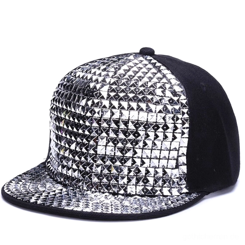 Silber metallische Pyramid-Stud-Snapback-Kappe mit reflektierenden Studs, Seitenfrontansicht, Cyberpunk-Style gotische Kappe mit silbernen Nieten