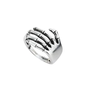 Skeleton Hand Hug Ring in poliertem Silber - Gothic Schmuck mit detaillierten artikulierten Fingerknochen, Studio-Aufnahme des vollständigen Skeletthand-Designs, verstellbarer Gothic Silber Ring