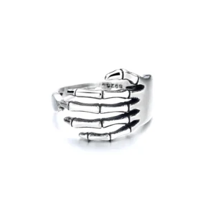 Verstellbarer Skeletthand-Umarmungsring in Frontalansicht, offenes Banddesign mit anatomisch detaillierten Skelettknochen in antikem Silber, Gothic Ring Frontalansicht