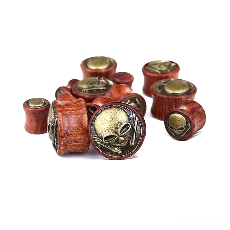 Nahaufnahme Detail Vintage Bronze Skelett Totenkopf Motiv auf Naturbelassenem Bambusholz Ohrtunnel Gothic Körperschmuck Makro