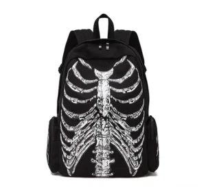 Skelett-Brustkorb Gothic Rucksack Vorderansicht mit weißem anatomischen Druck auf schwarzer Canvas – Anatomie-Print Rucksack für Alternative Fashion