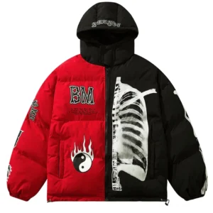 Skelett Gothic Pufferjacke Rot Schwarz Farbblock mit Yin-Yang Flammenmuster und BM Lettering Vorderansicht übergroßer Schnitt