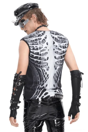 Rückansicht des schwarzen Skelett-Gothic-Tanktops mit vollständigem Rückendruck, Seitenschnürsystemen und glänzenden Kunstleder-Hosen