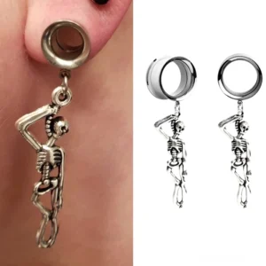Einzelner Skelett-Ohrtunnel mit antikbronze Finish und hängendem Skelett-Anhänger getragen im Ohr, seitliche Nahaufnahme Trageansicht zeigt Details des Charms
