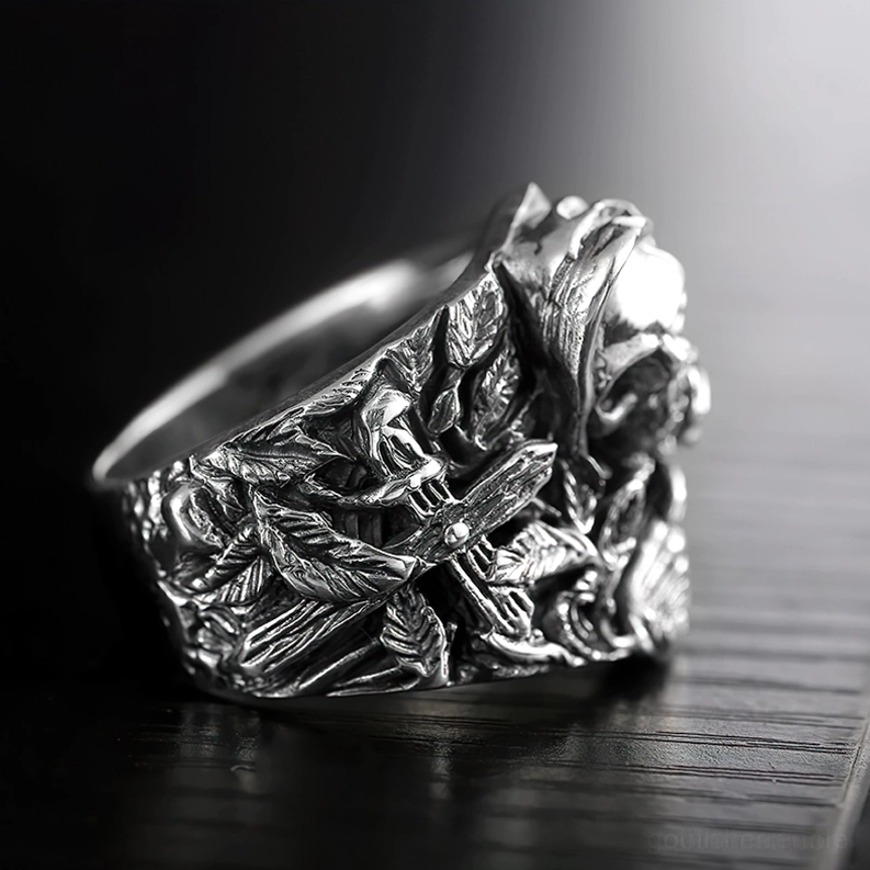 925er Sterlingsilber gotischer Totenkopf Ring Seitenprofil Nahaufnahme zeigt eingravierte Schwert- und Blattmuster Details auf antikiertem Band mit feiner Handwerklichkeit
