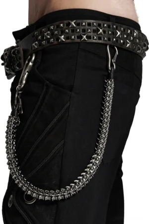 Skelett-Rückgrat Kettengürtel Vorderansicht mit strukturierter Spike-Oberfläche auf männlichem Modell in schwarzer Cargo-Hose vor weißem Studio-Hintergrund, antik-silbernes Finish mit Karabinerverschluss